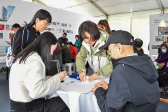 人平易近网记者焦搏文摄沙发、地板、瓷砖、智